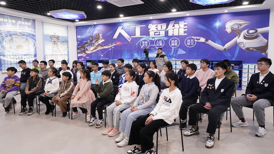 开启“芯”旅程 永利学者在中小学课堂畅谈芯片的诞生