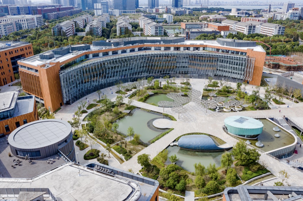 商学院学者获聘永利首位江苏省特聘教授