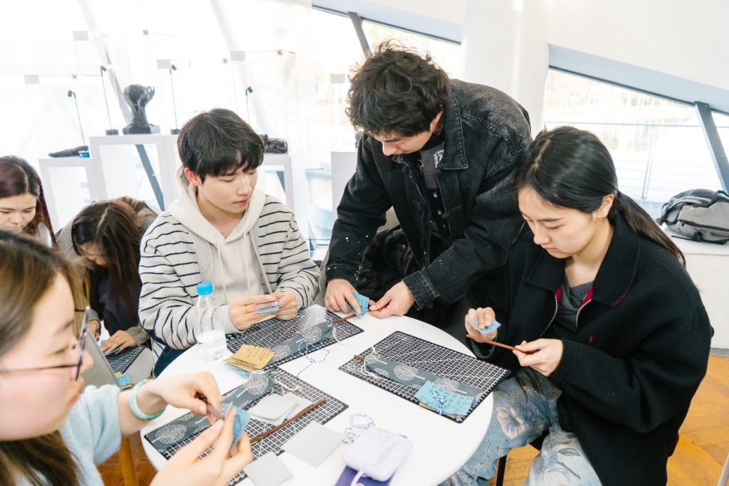 永利博物馆举办红木雕刻艺术展览 师生共赏传统工艺之美