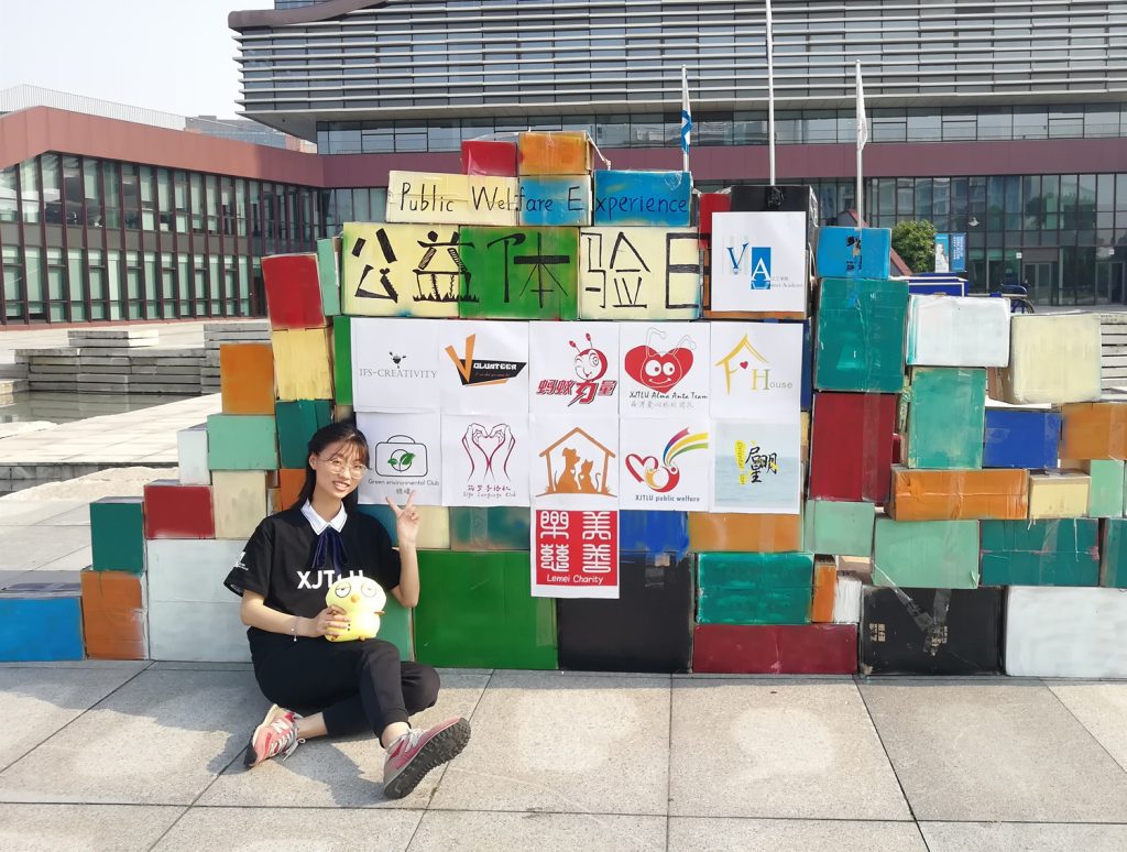 永利学子义卖书法作品 连续五年捐资助学