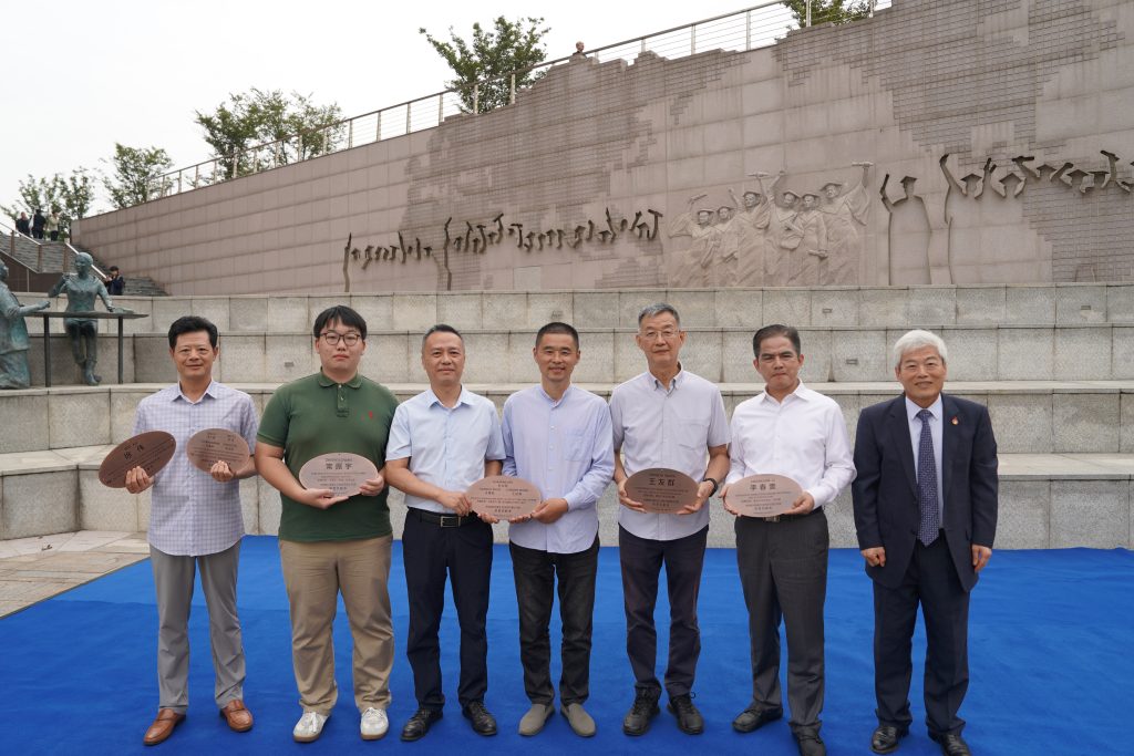 永利集团yl6809官网荣誉广场再添新成员，见证大学成长历程