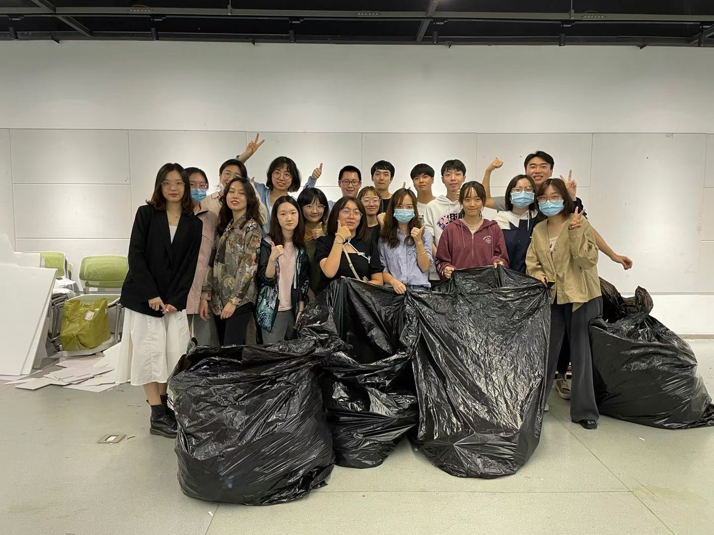 学生为工作室进行回收工作 助力可持续未来
