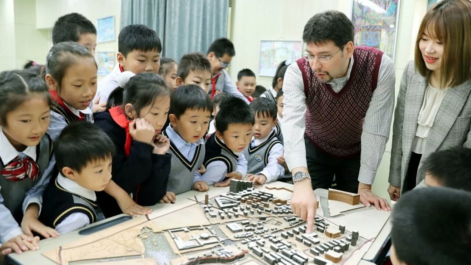 永利老师走进小学课堂  带领孩子探索城市规划的奥秘