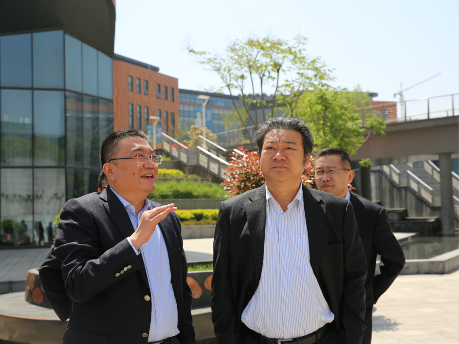 苏州副市长曹后灵赴永利调研 参观国际化校园