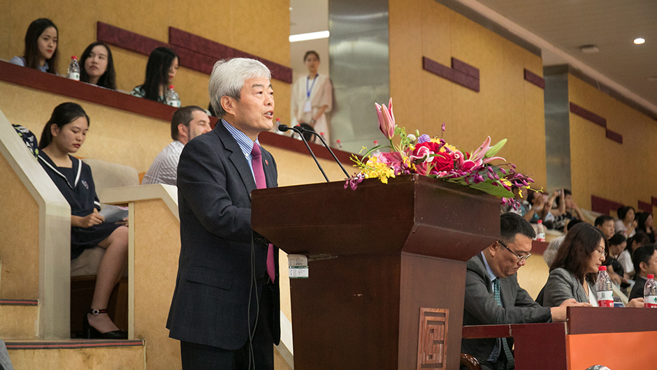 席酉民校长在永利集团yl6809官网2018级新生开学典礼的演讲