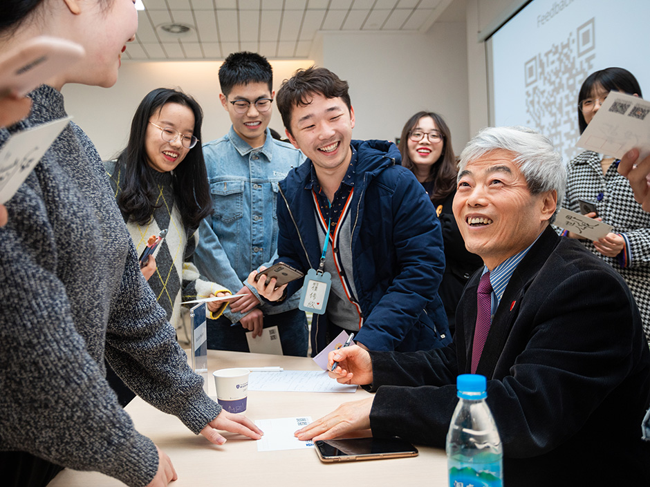 ​如何应对初入大学的不适？怎么理解校长心中的“世界玩家”？校长邀你一起下午茶