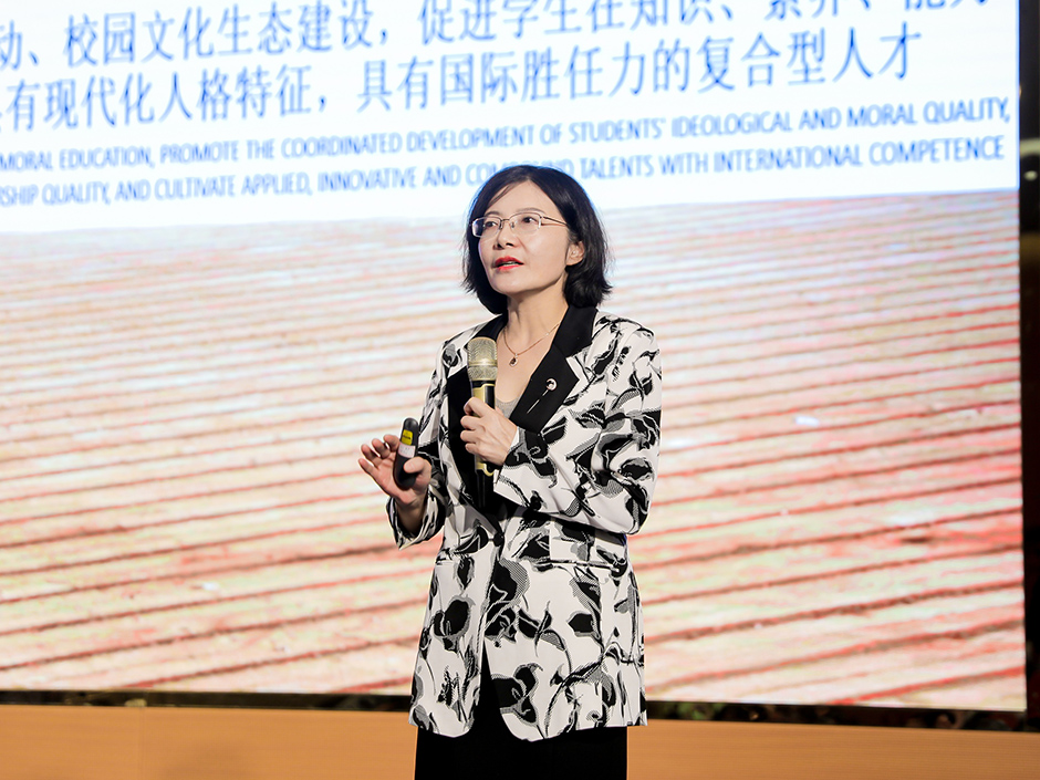 钞秋玲副校长“三·八”国际劳动妇女节致辞——致全校女教职工和青年女大学生的一封信