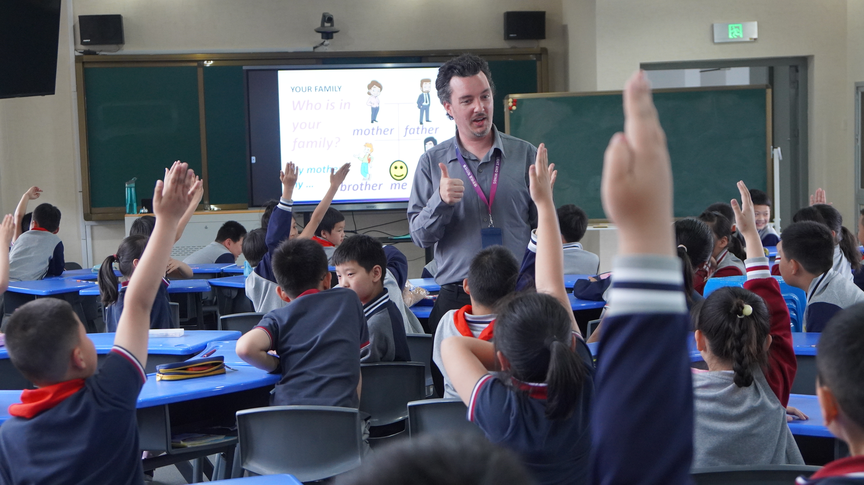 语言学院教师走进小学 互动课堂“进行时”