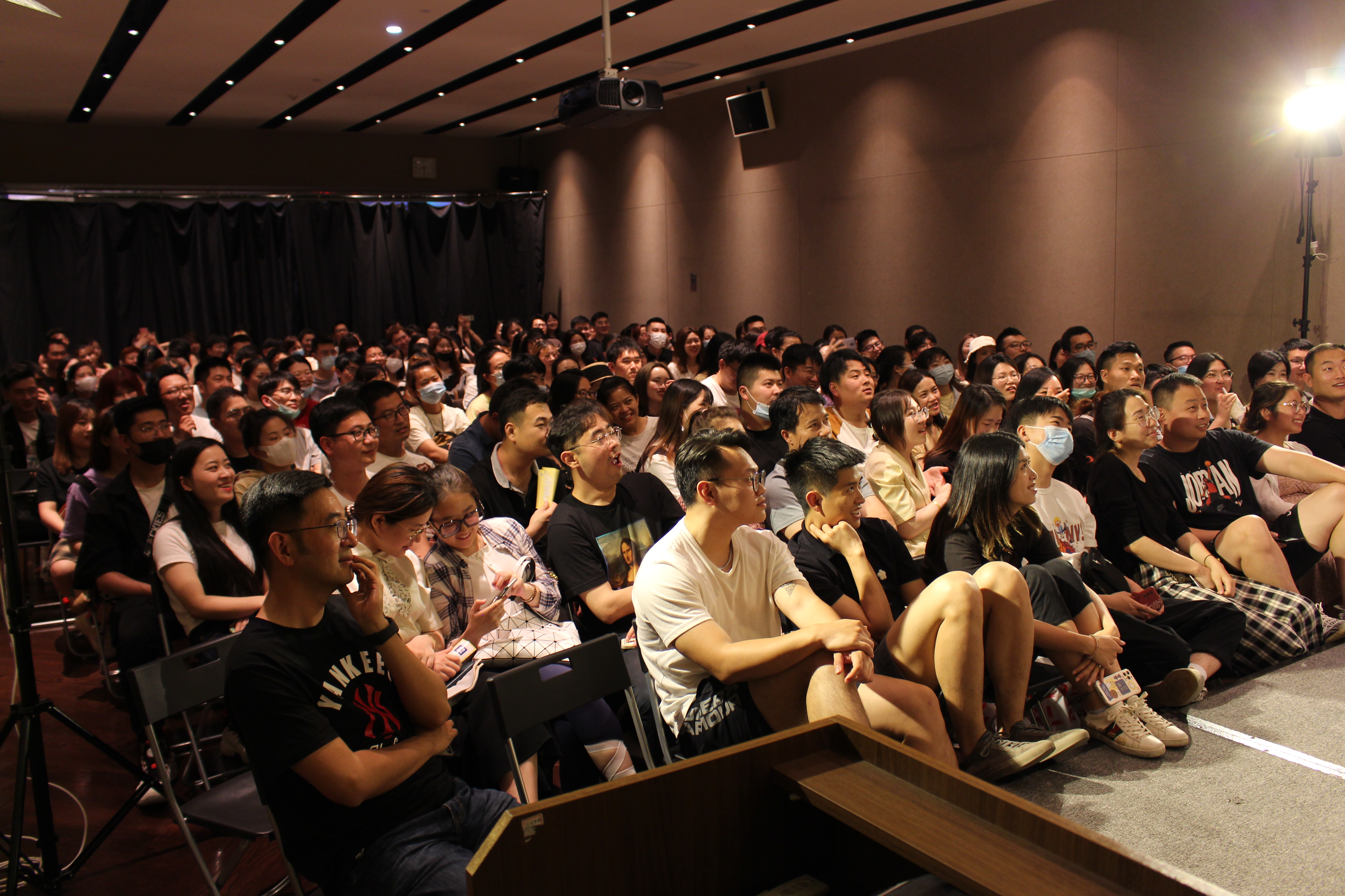 《Stand up, Stand out》，人文社科学生脱口秀纪录片入围BAYFEST女性短片创作展映计划